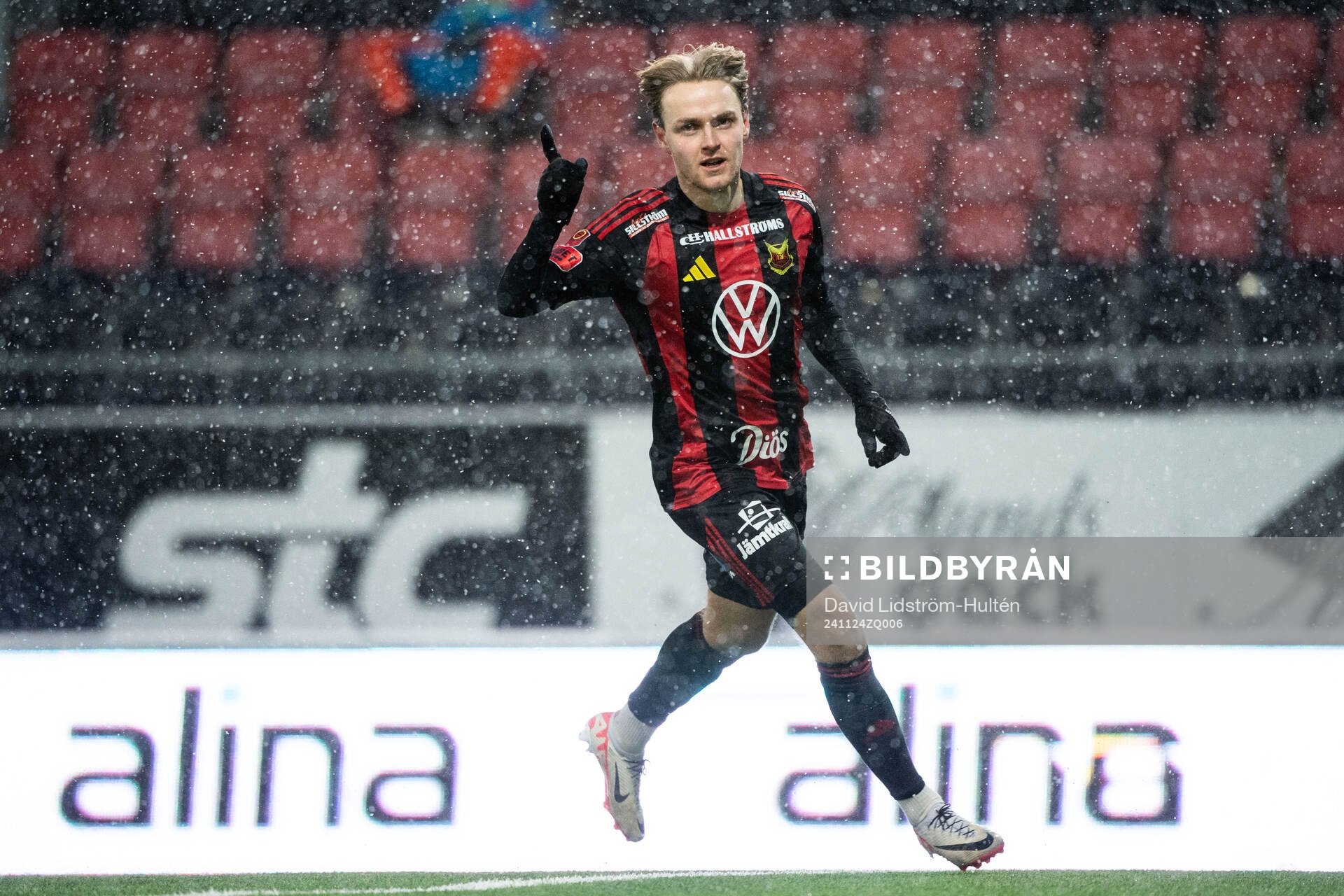 Östersunds Simon Marklund jublar