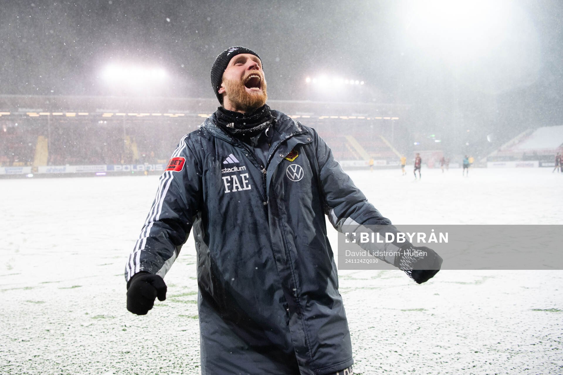 Östersunds assisterande tränare Fredrik Aasmundsen Eliassen jublar under fotbollsmatchen i kvalet till Superettan mellan Östersund och Lunds BK den 24 november 2024 i Östersund.