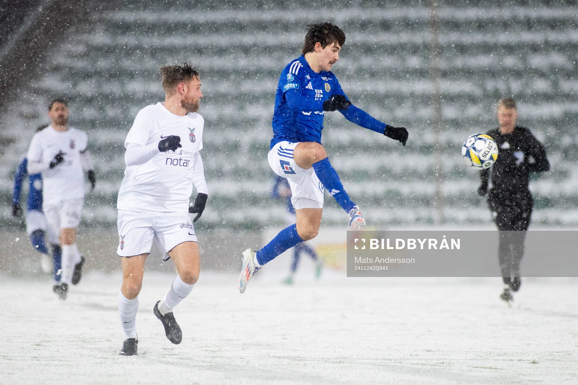 FC Stockholms David Fällman och GIF Sundsvalls Johan Bengtsson under fotbollsmatchen i kvalet till Superettan mellan GIF Sundsvall och FC Stockholm den 24 november 2024 i Sundsvall.