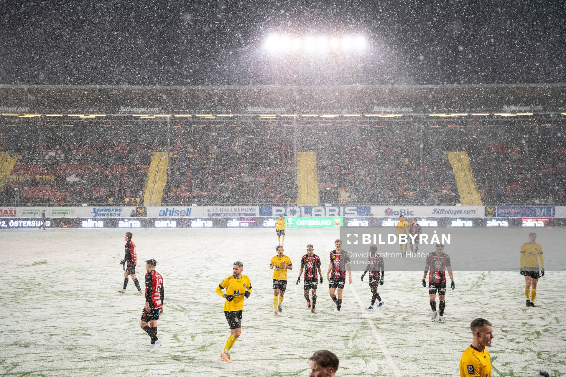 Matchen avbryts tillfälligt för snöskottning