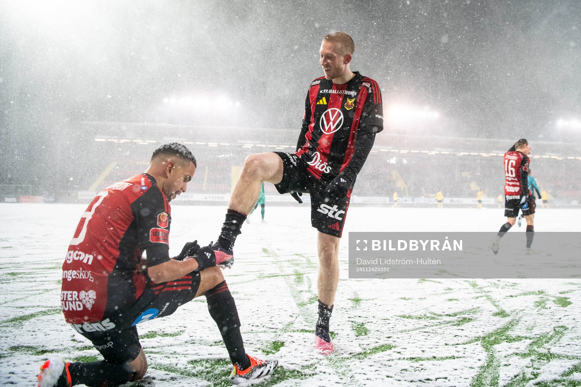 Östersunds Erick Brendon polerar Simon Kroons sko efter 3-2 under fotbollsmatchen i kvalet till Superettan mellan Östersund och Lunds BK den 24 november 2024 i Östersund.