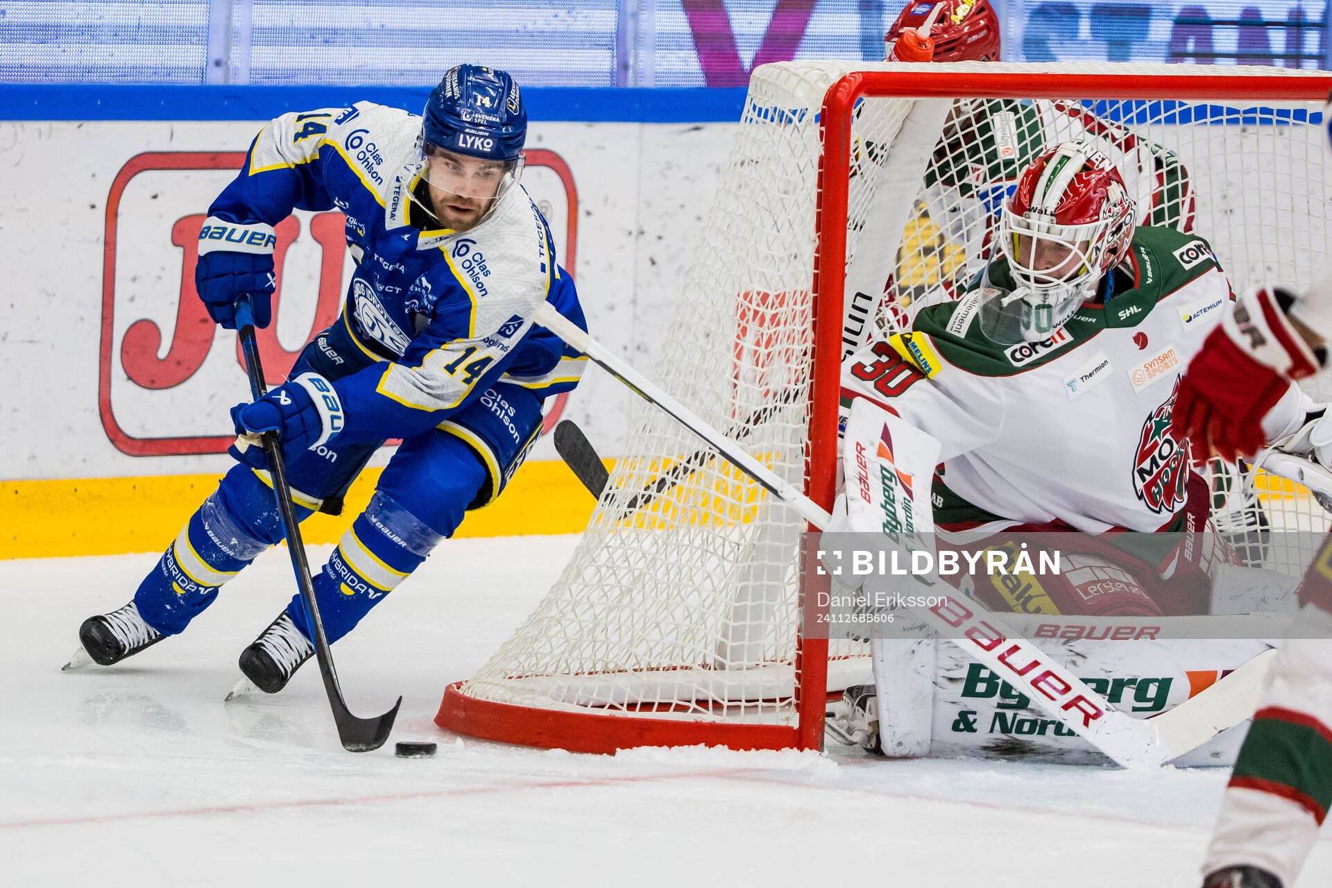 Leksands Oskar Lang och Modos målvakt Lassi Lehtinen