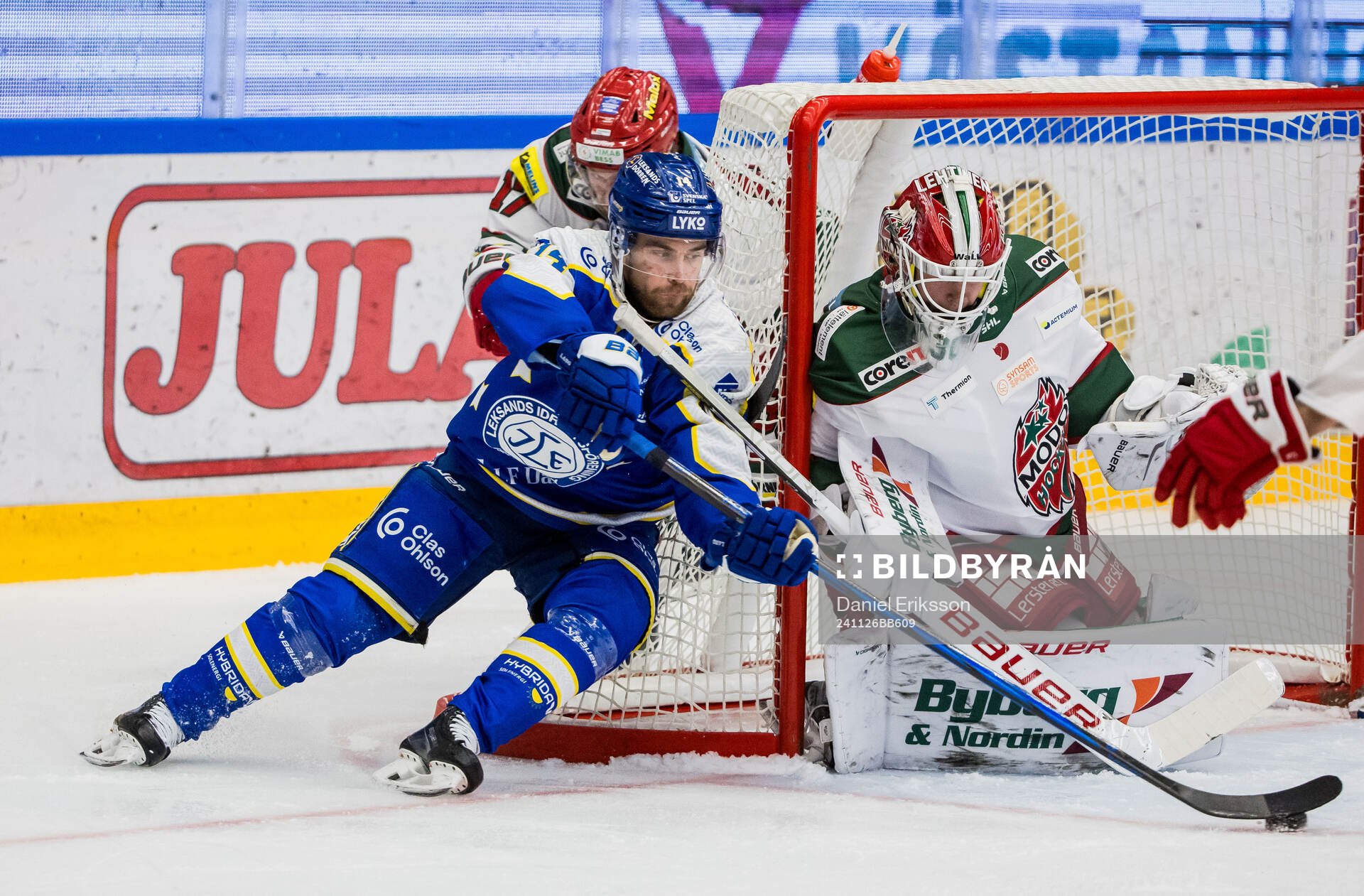 Leksands Oskar Lang och Modos målvakt Lassi Lehtinen