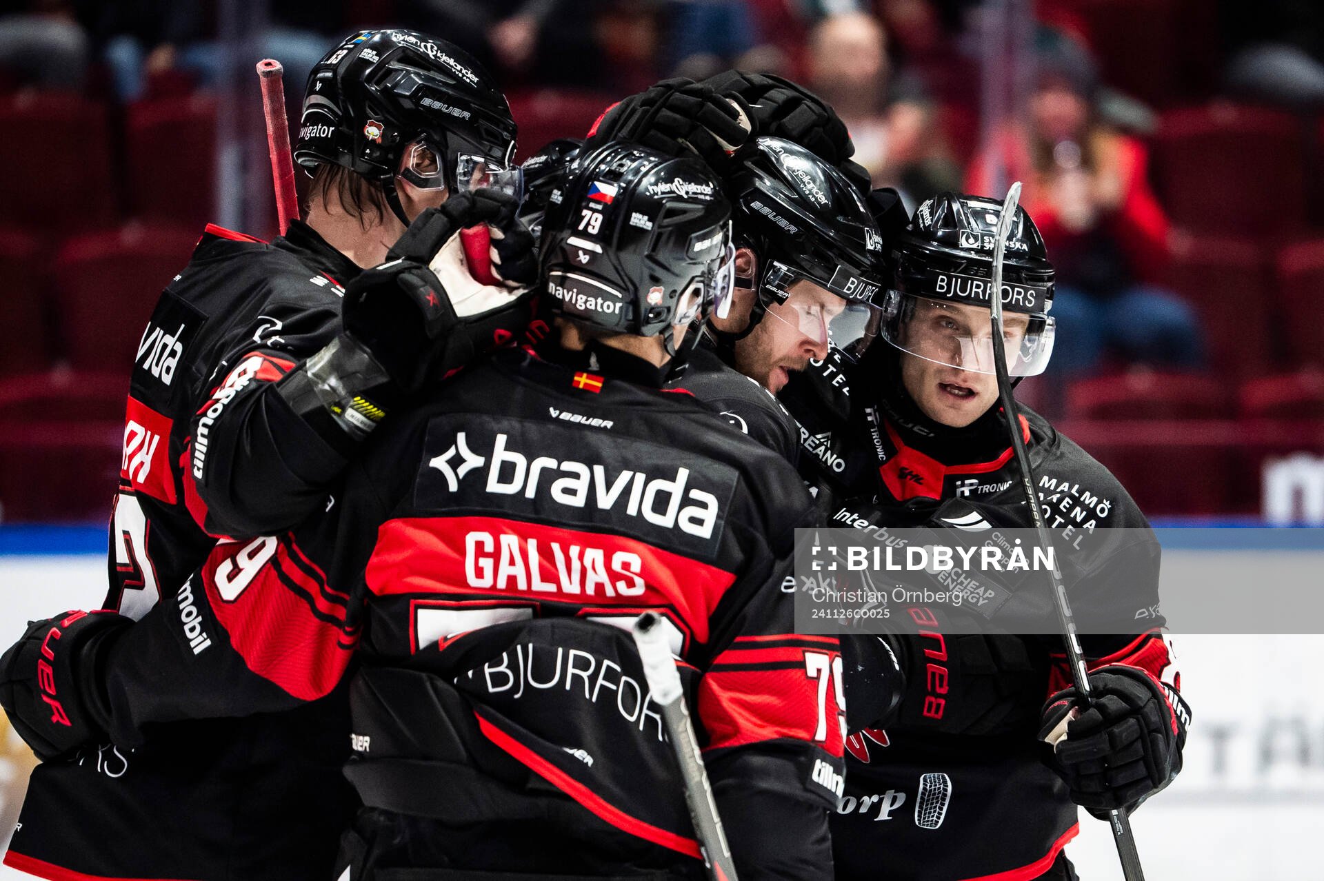 Malmö Redhawks Carl Persson jublar med lagkamrater