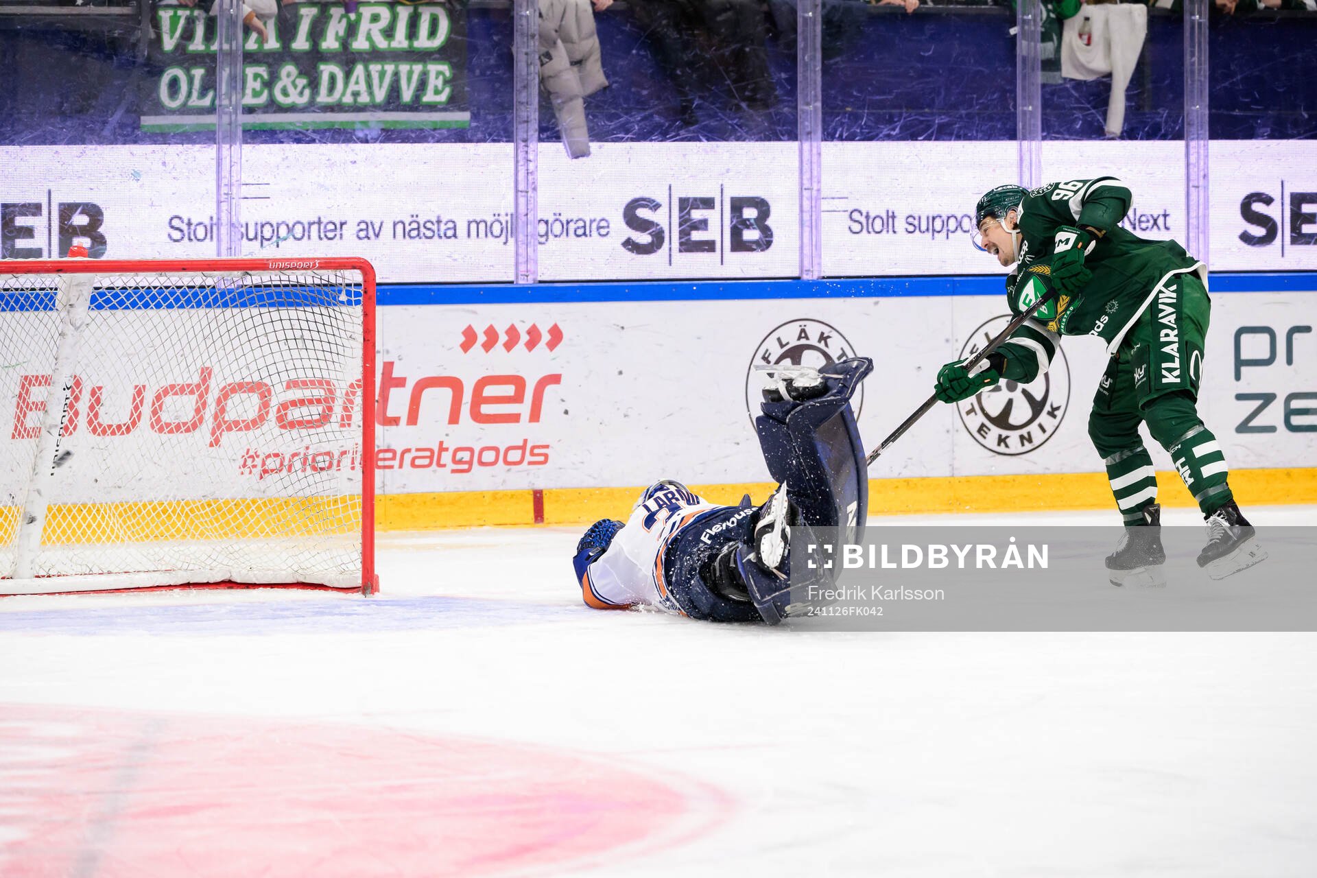 Färjestads David Tomasek skjuter 2-0 bakom Växjös