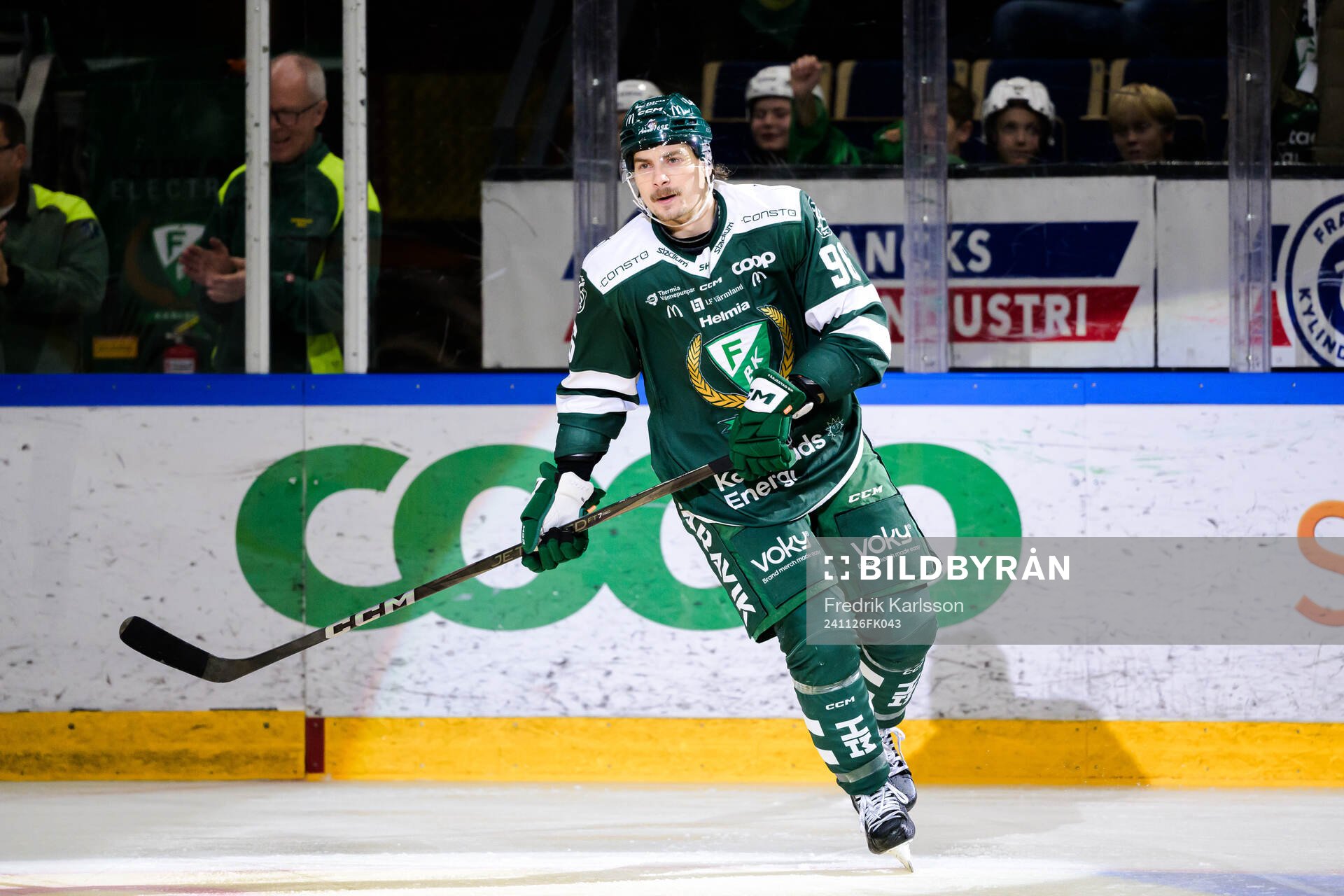 Färjestads David Tomasek jublar