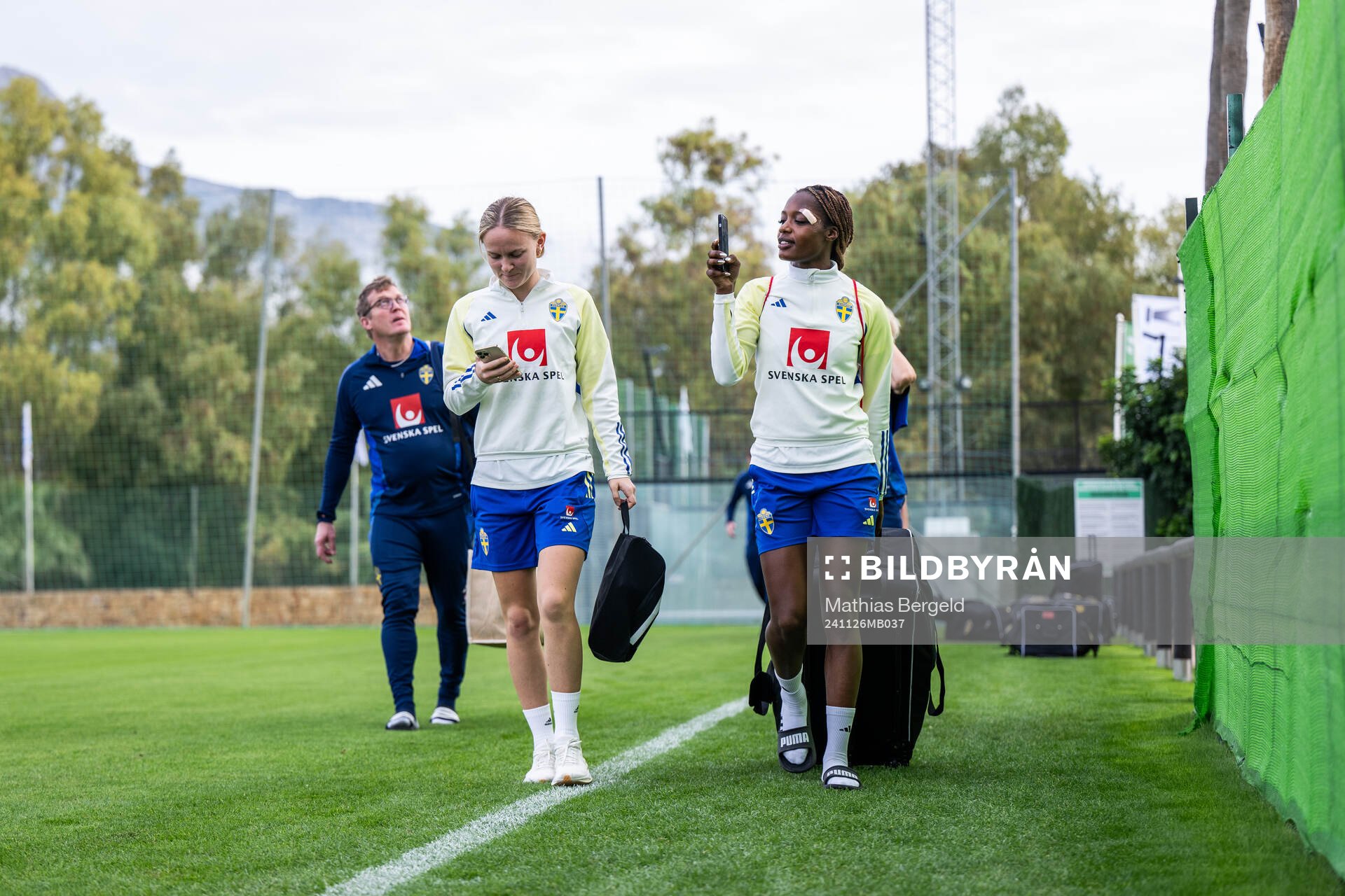 Matilda Vinberg and Evelyn Ijeh of the Swedish women's