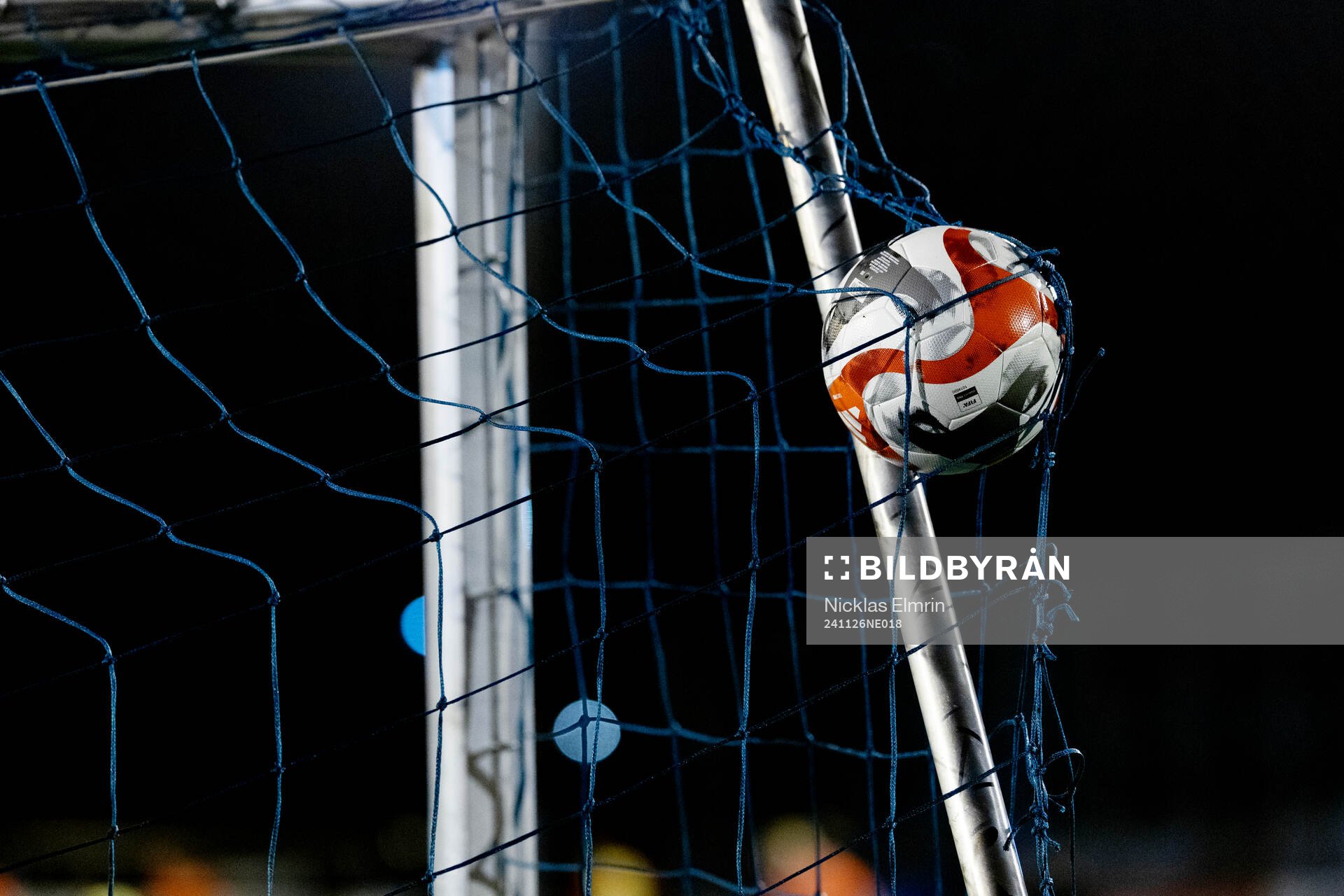 En boll i ett fotbollsmål