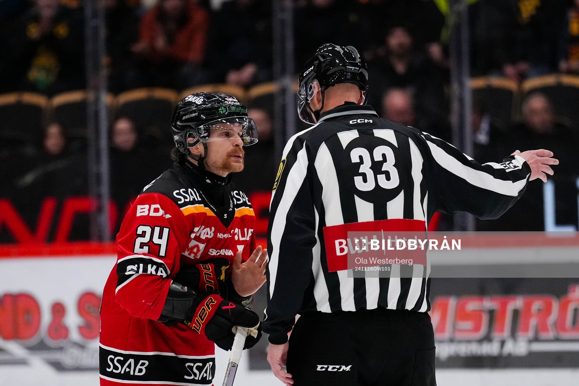 Luleås Brendan Shinnimin och Linjedomare Johannes Käck