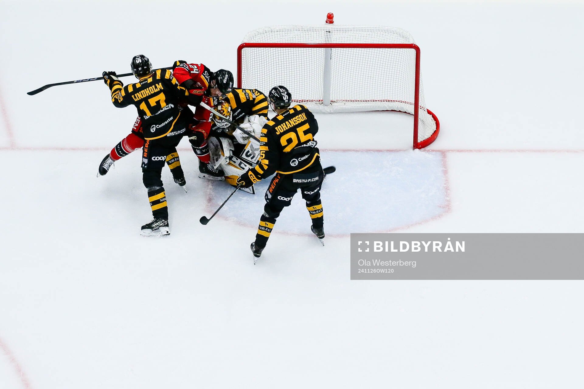 Skellefteås Pär Lindholm och målvakt Linus Söderström