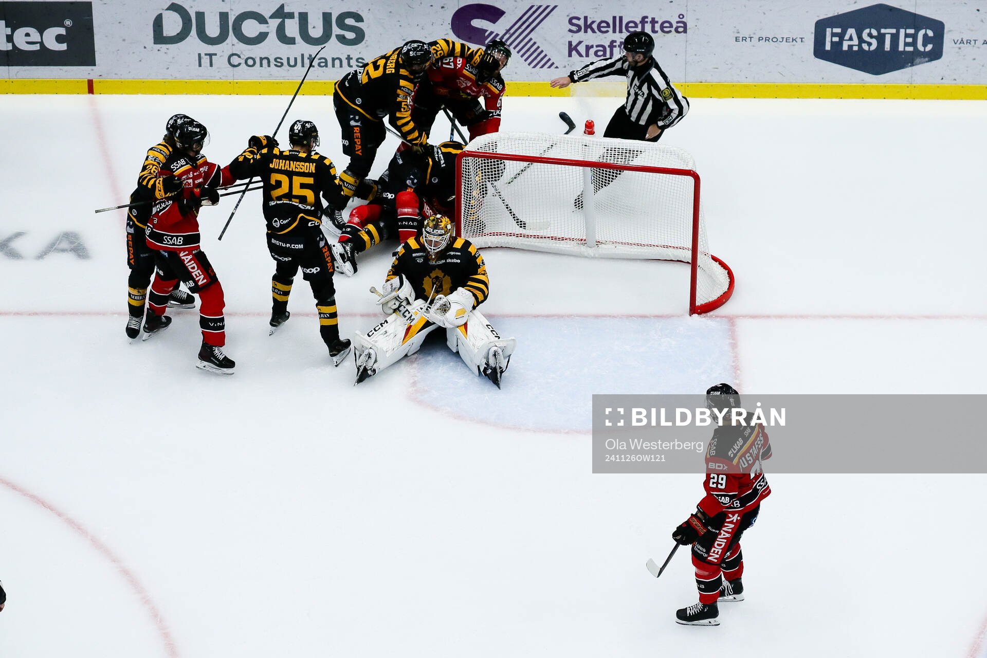 Skellefteås Pär Lindholm och målvakt Linus Söderström
