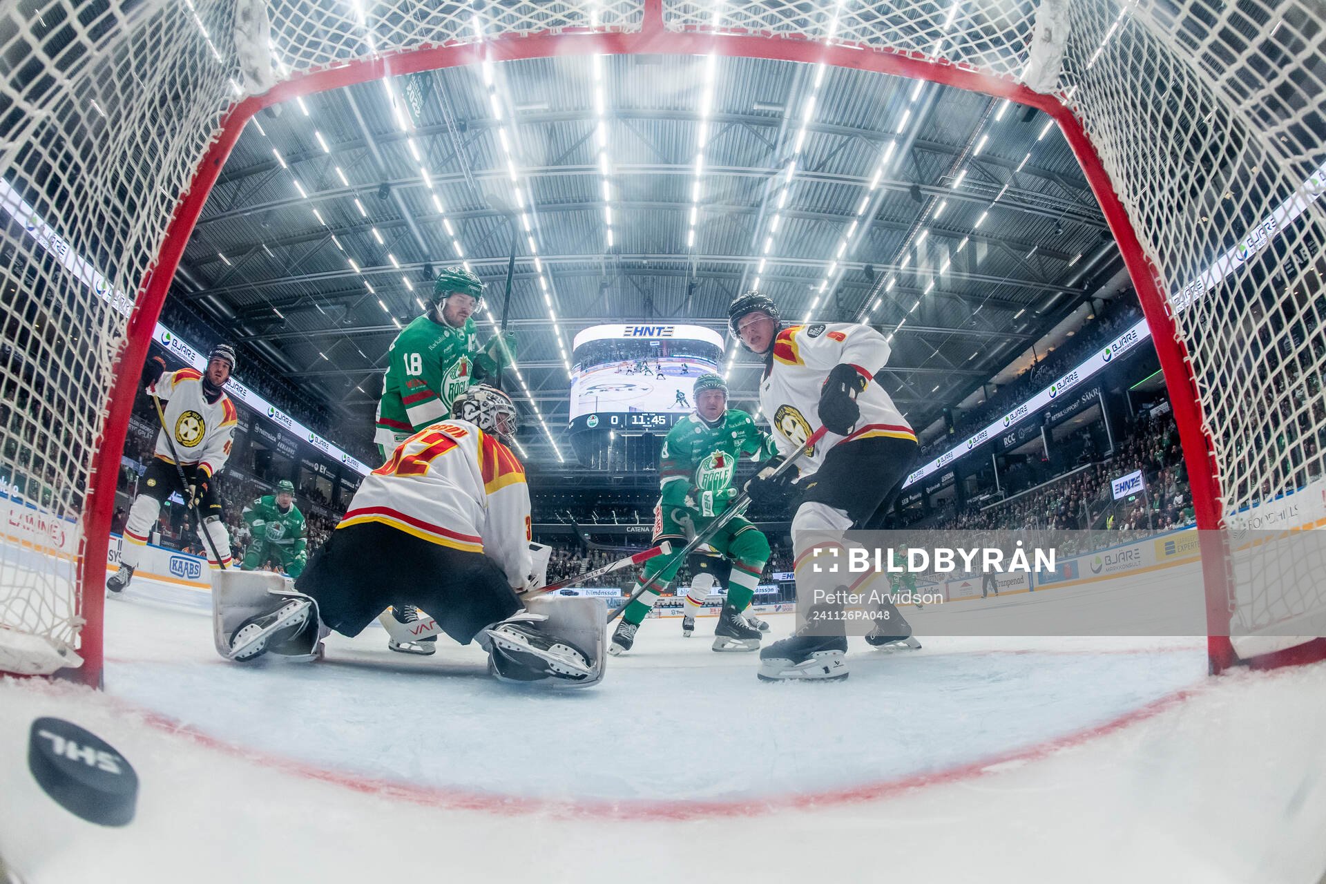 Rögles Linus Sandin (m) gör 1-0 målet bakom Brynäs