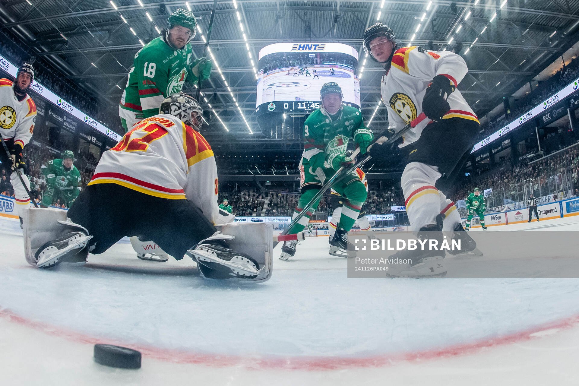 Rögles Linus Sandin (m) gör 1-0 målet bakom Brynäs