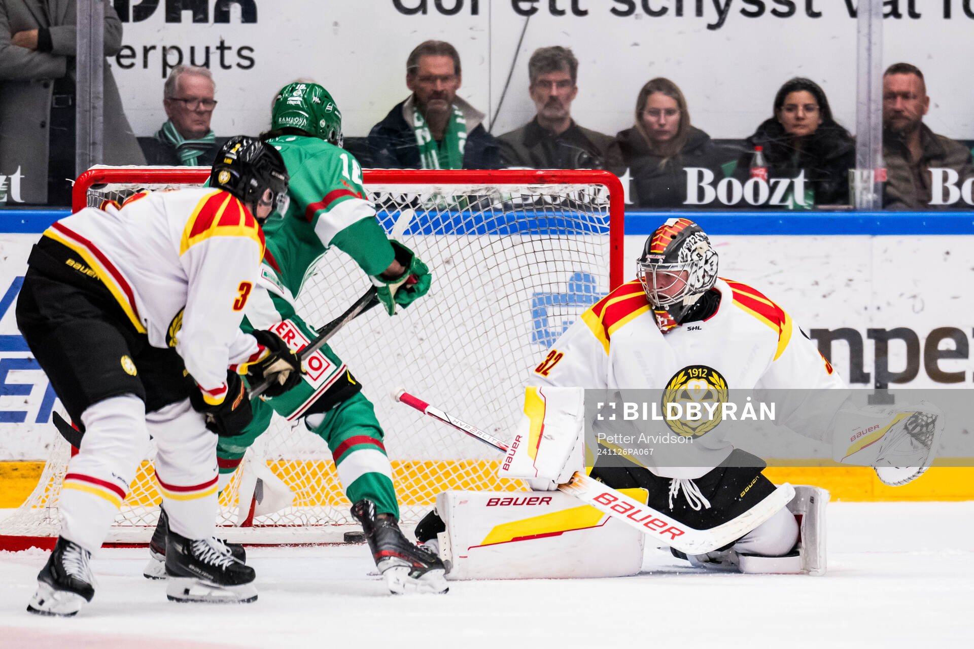Rögles Dennis Everberg och Brynäs målvakt Ludvig Persson