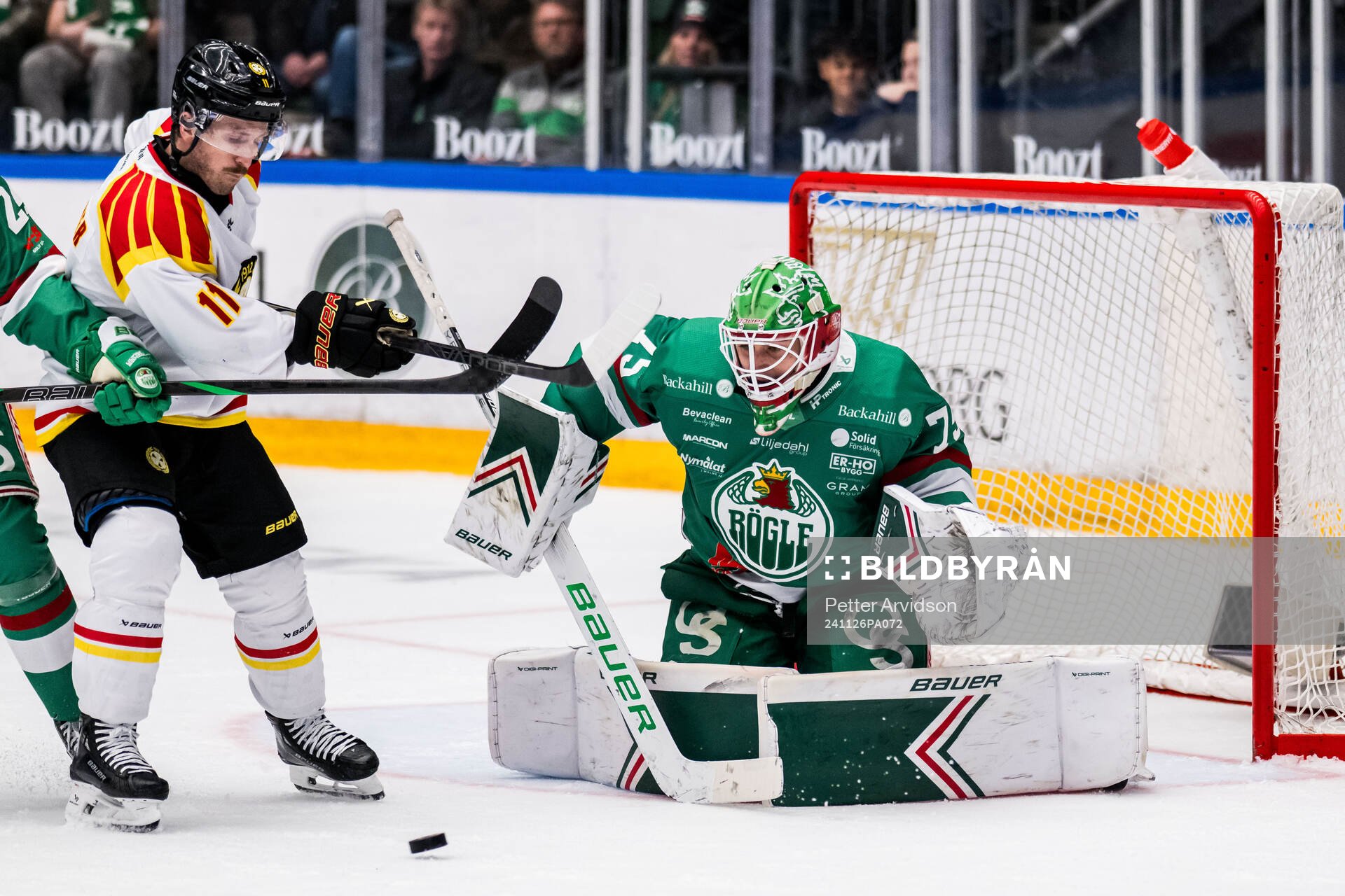 Brynäs Jordan Schroeder och Rögles målvakt Arvid Holm