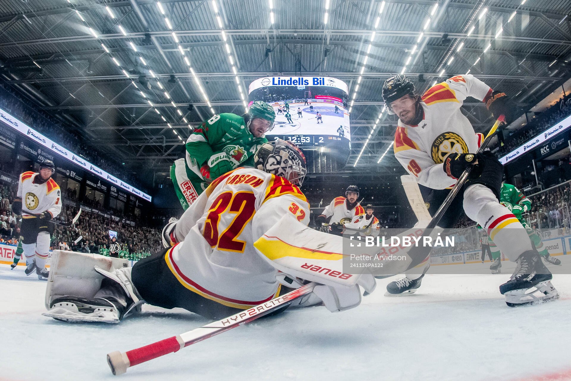 Rögles Dennis Everberg oroar mot Brynäs målvakt Ludvig