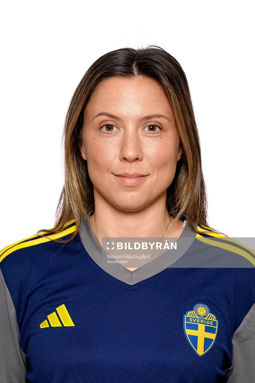 Oda Lindahl Schei, Naprapat, poserar för porträtt under en fotografering med det svenska P16-landslaget i fotboll den 26 november 2024 i Stockholm.