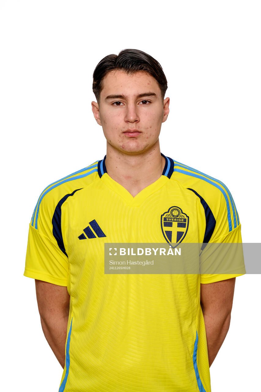 Mario Amini poserar för porträtt under en fotografering med det svenska P16-landslaget i fotboll den 26 november 2024 i Stockholm. 