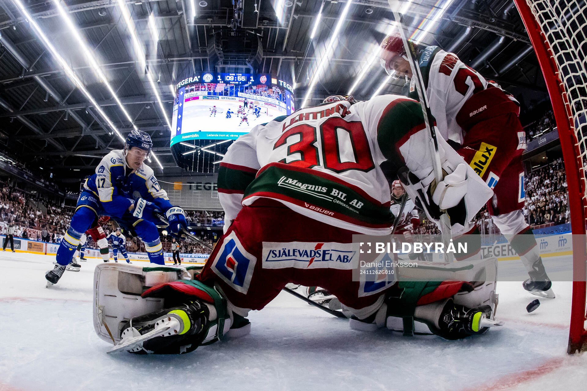 Leksands Dennis Altörn och Modos målvakt Lassi Lehtinen