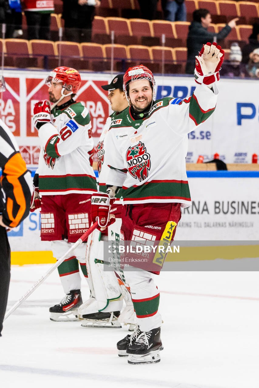 Modos Måns Carlsson jublar