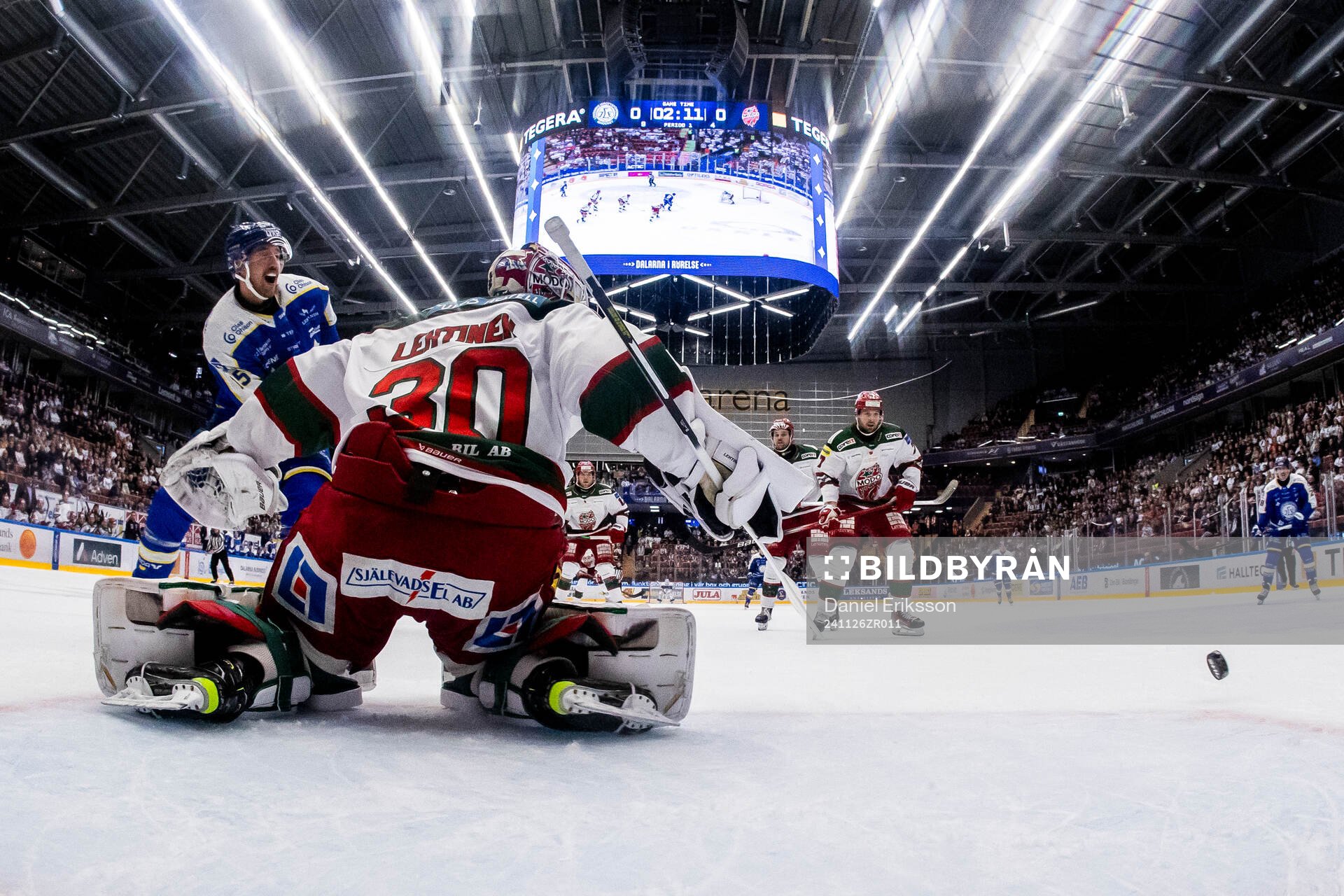 Leksands Max Veronneau och Modos målvakt Lassi Lehtinen