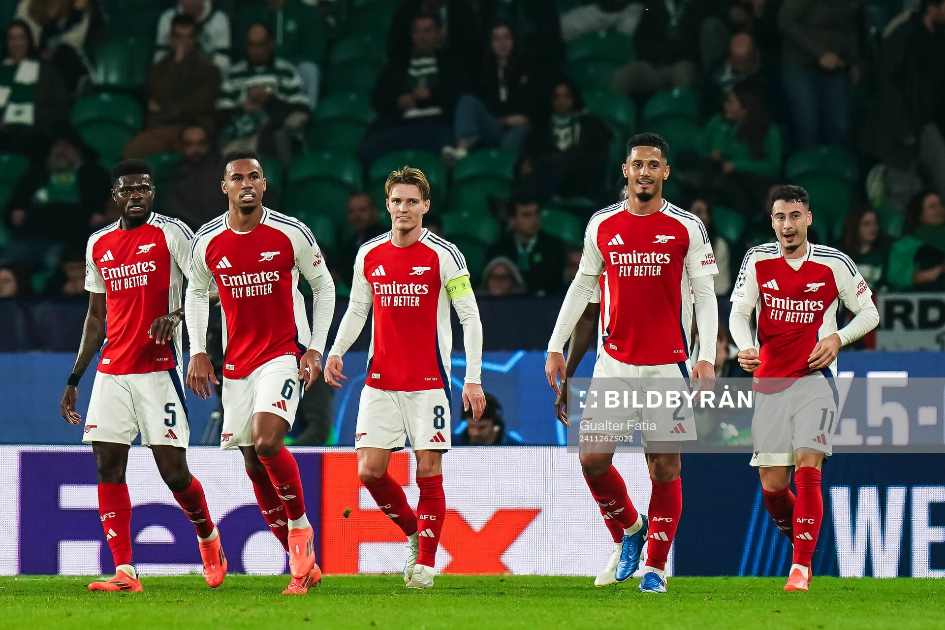 Martin Ødegaard of Arsenal celebrates with teammates during the Champions League football match between Sporting Lisbon and Arsenal on November 26, 2024 in Lissabon.