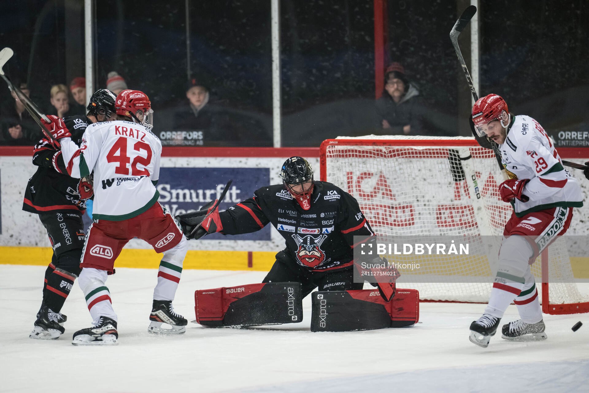 Moras Kalle Kratz och Nybros målvakt Tex Williamsson och