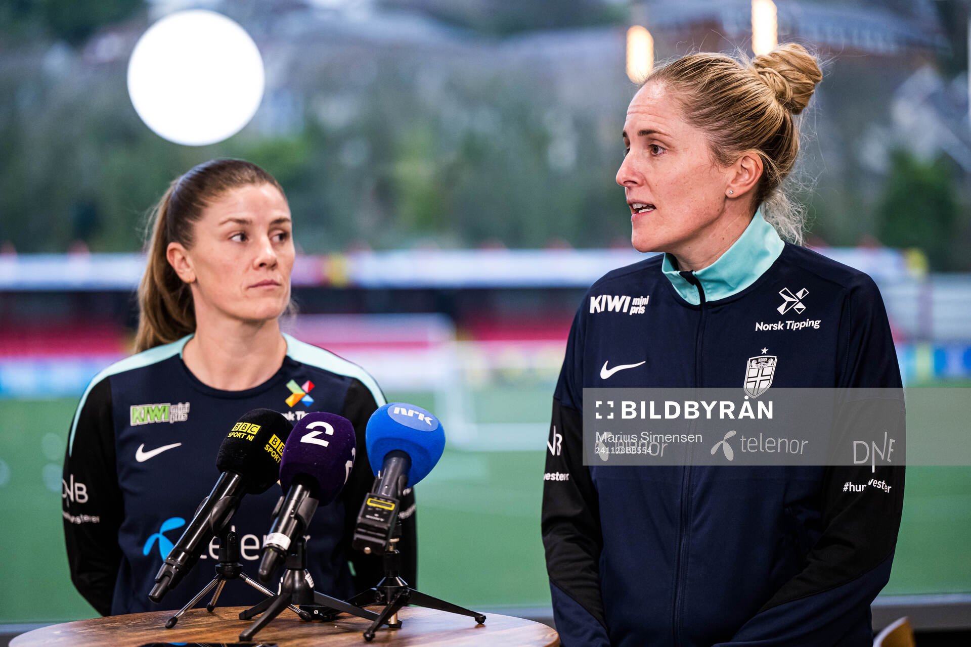Maren Mjelde and Gemma Grainger, head coach of the Norwegian women's national football team during a press conference on November 28, 2024 in Larne.