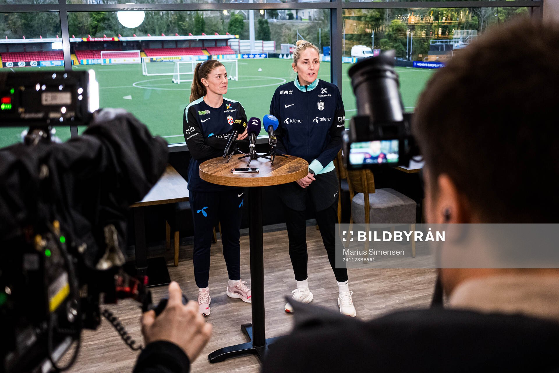 Maren Mjelde and Gemma Grainger, head coach of the