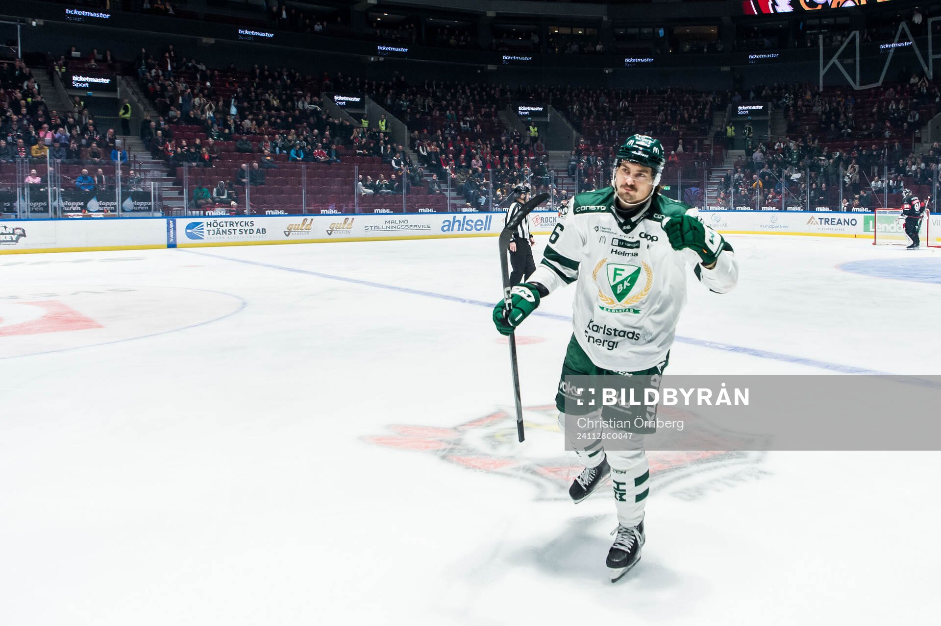 Färjestads David Tomasek jublar