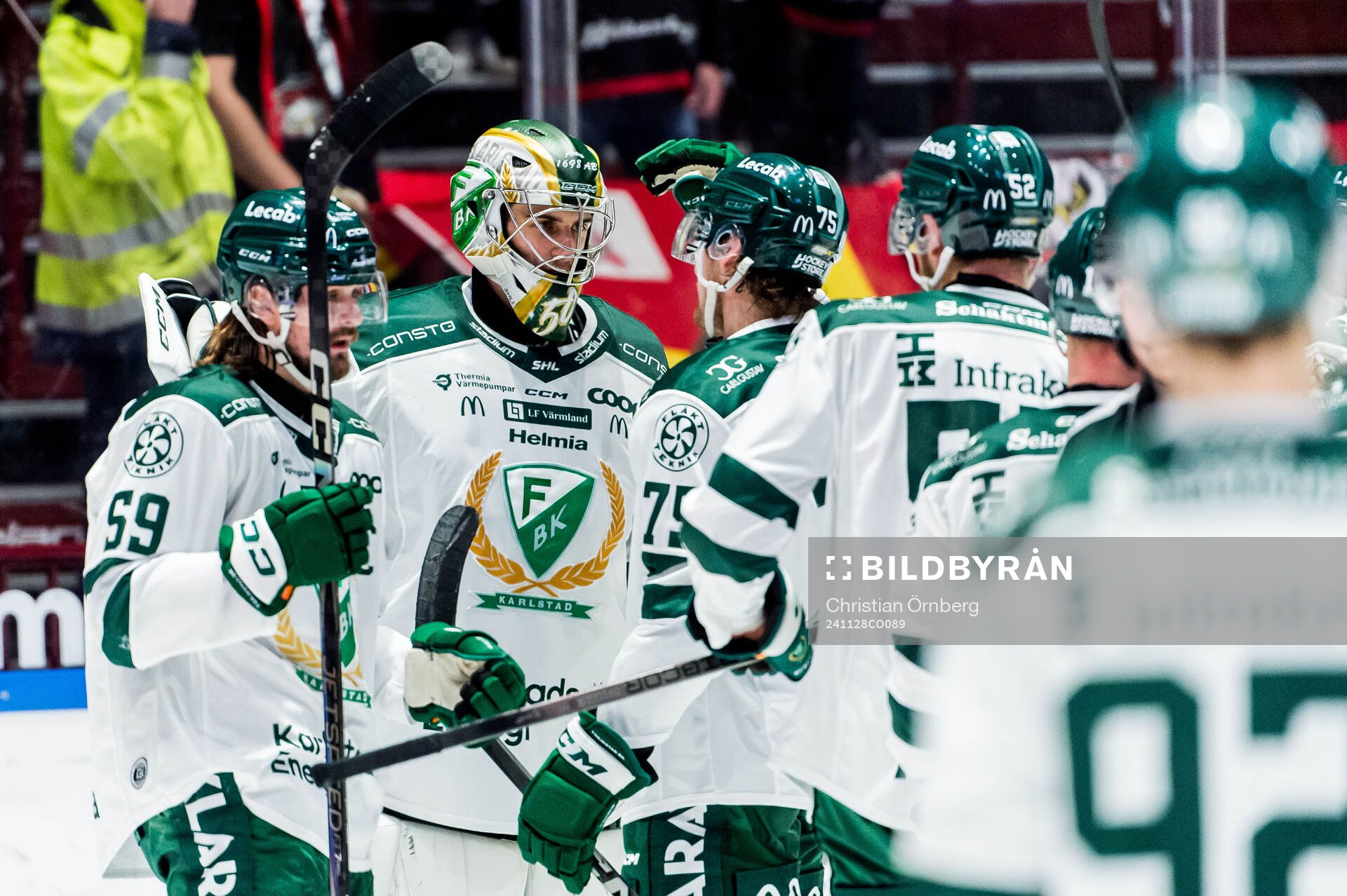Färjestads målvakt Damian Clara jublar