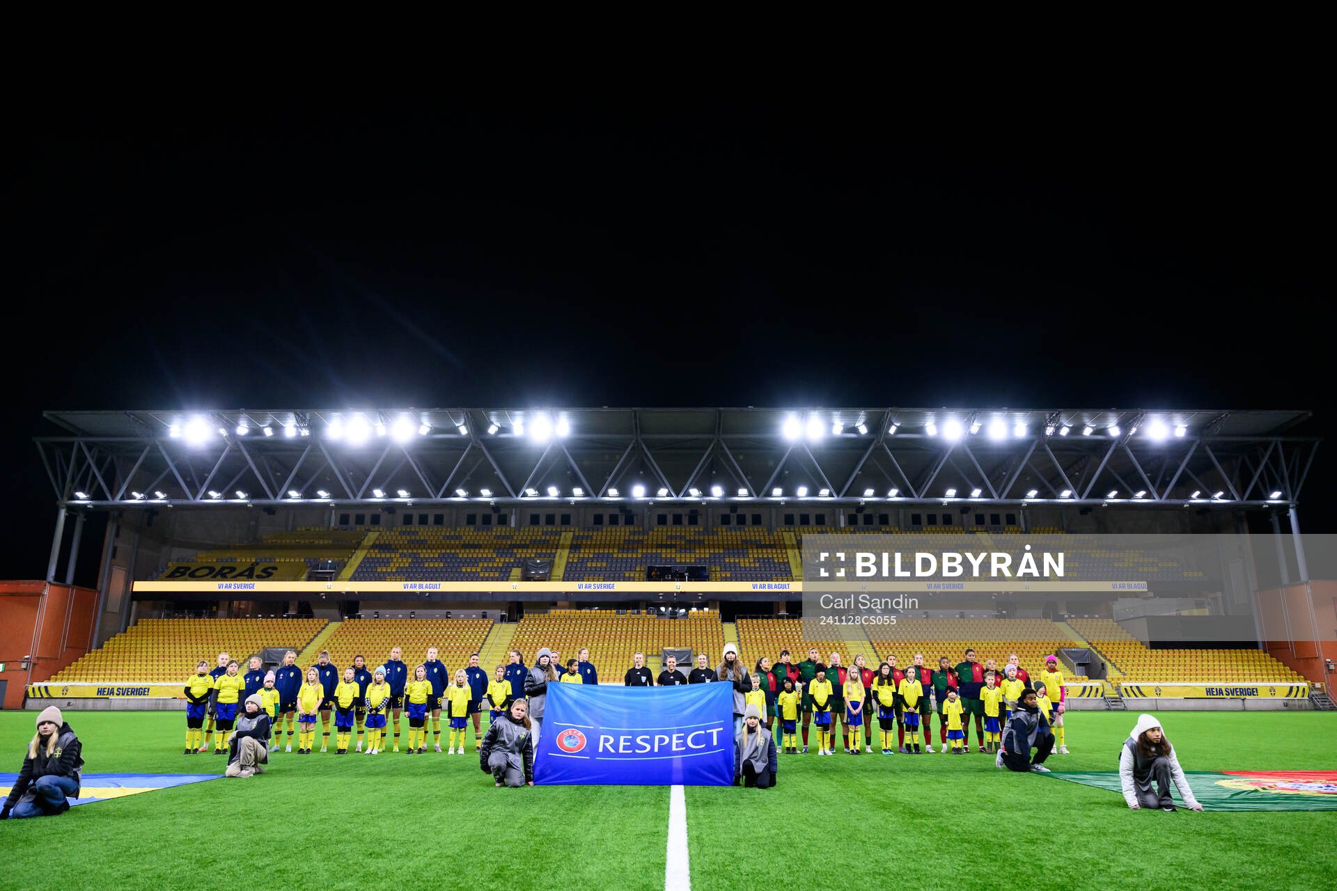 Players of Sweden and of Portugal at lineup