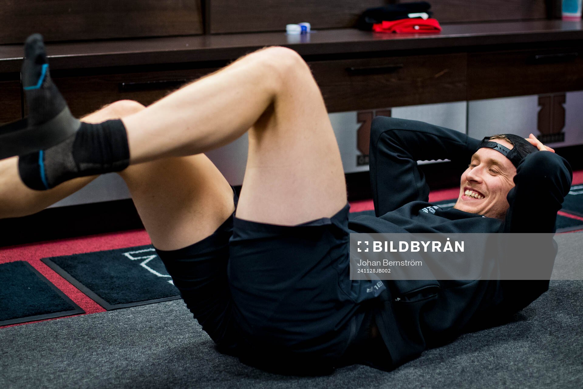 Örebros målvakt Jonas Arntzen värmer upp