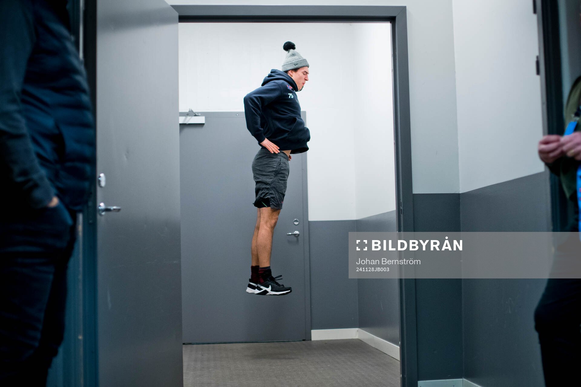 Frölundas David Edstrom värmer upp