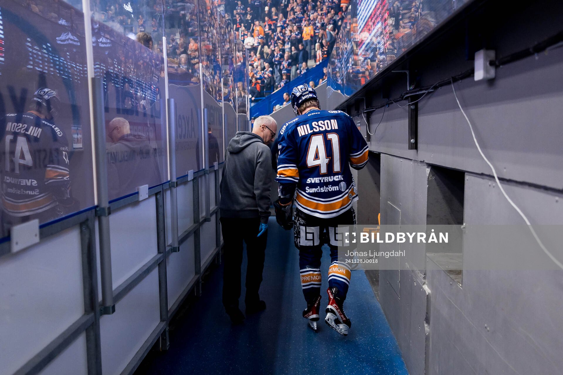 Växjös Ludvig Nilsson lämnar planen skadad