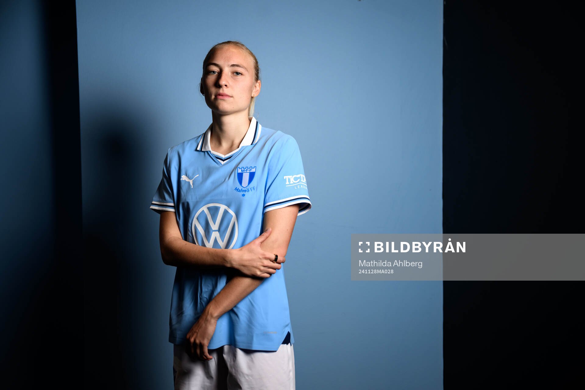 StinaLisa Johansson poserar för ett porträtt under en fotografering med Malmö FF den 28 november 2024 i Malmö. 