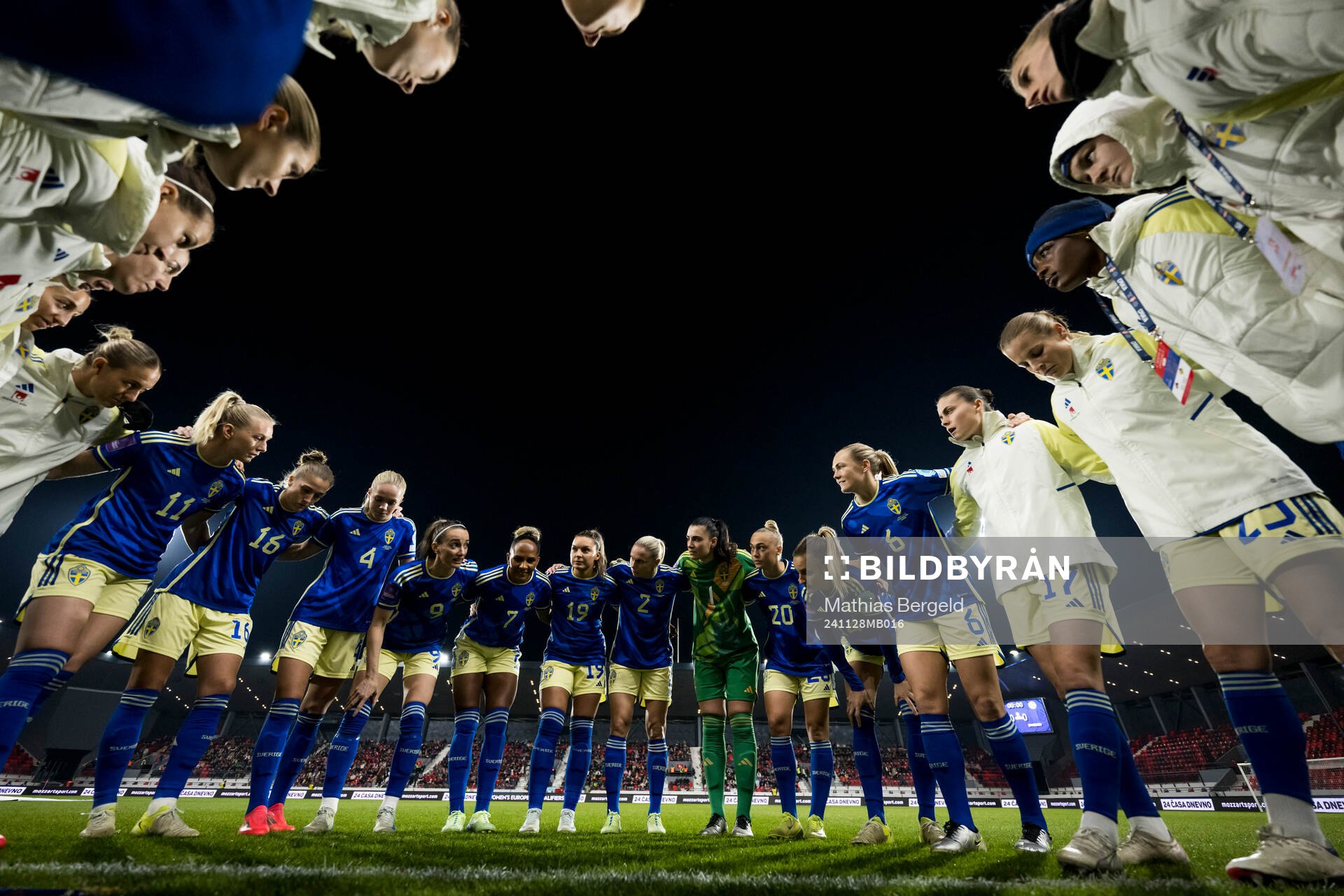 Players of Sweden gather