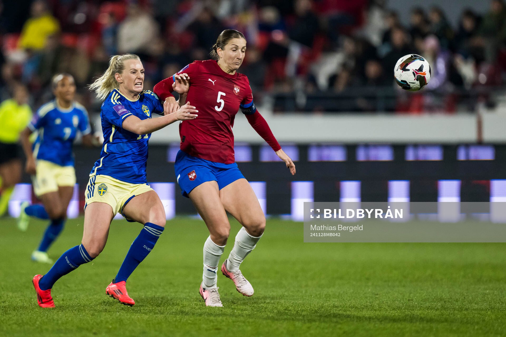Stina Blackstenius of Sweden and Violeta Slovic of Serbia