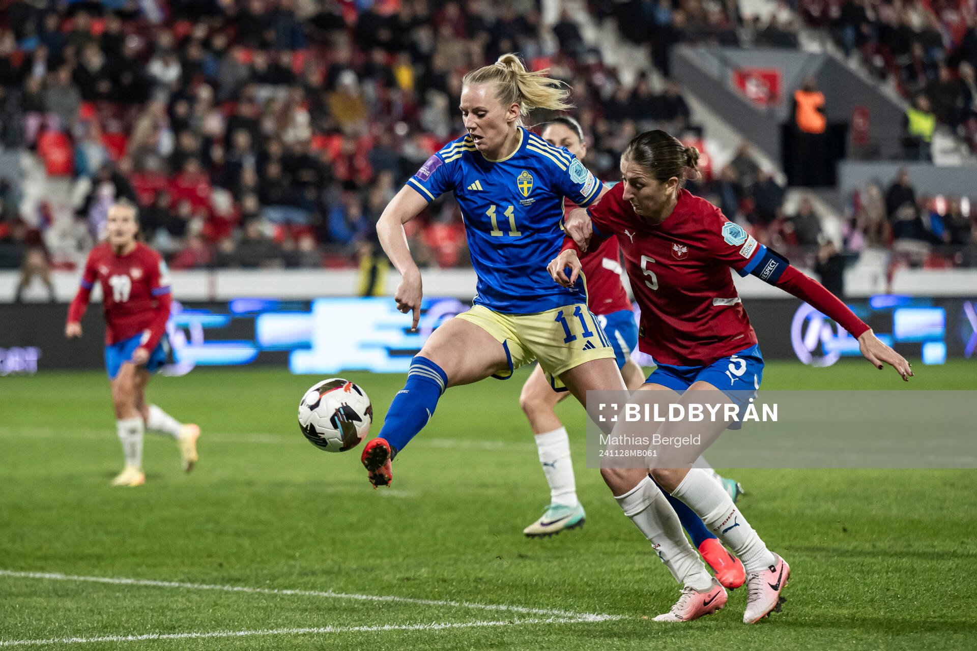Stina Blackstenius of Sweden and Violeta Slovic of Serbia