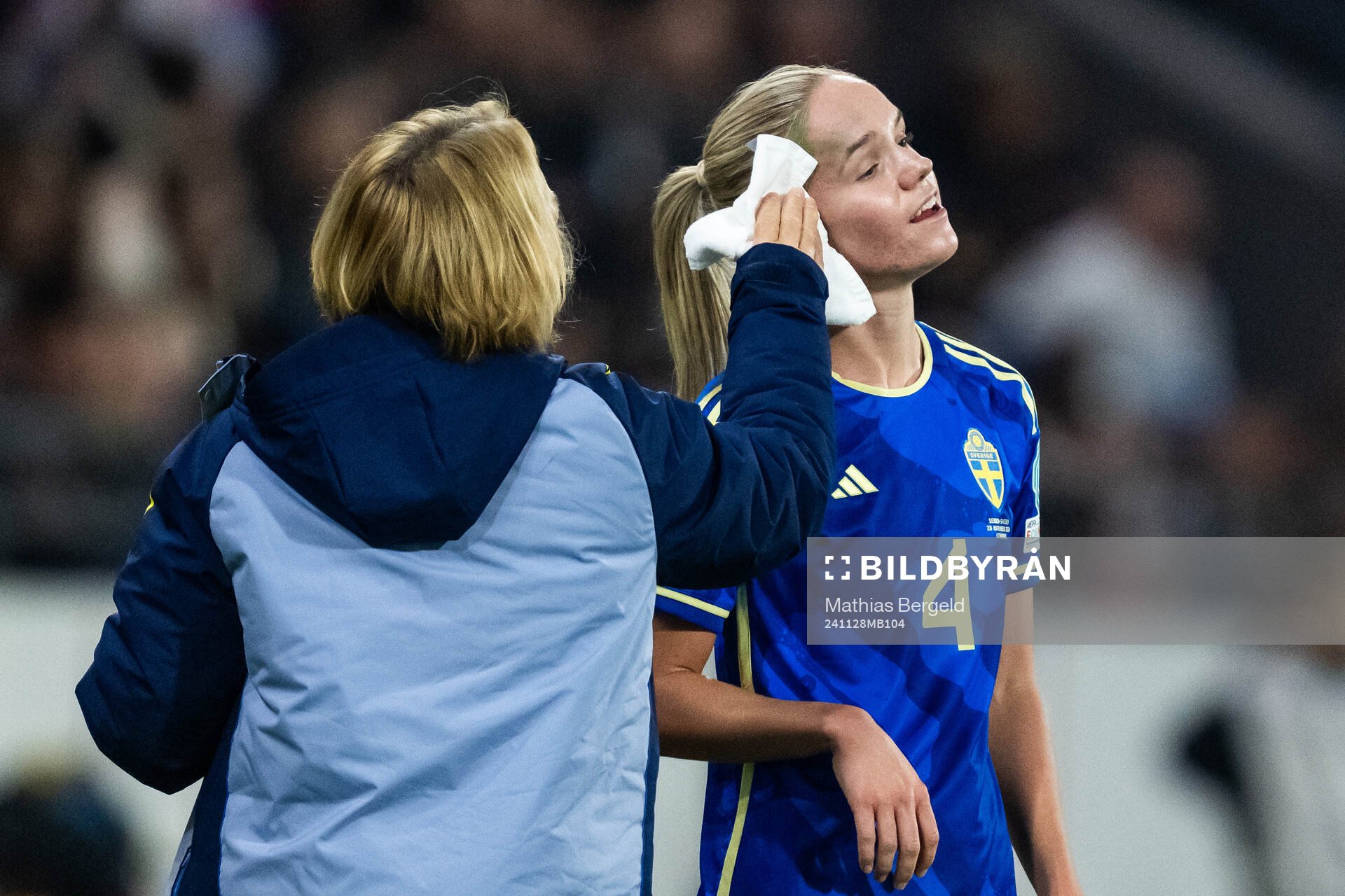 Physio Annica Näsmark wipes green color of Hanna Lundkvist