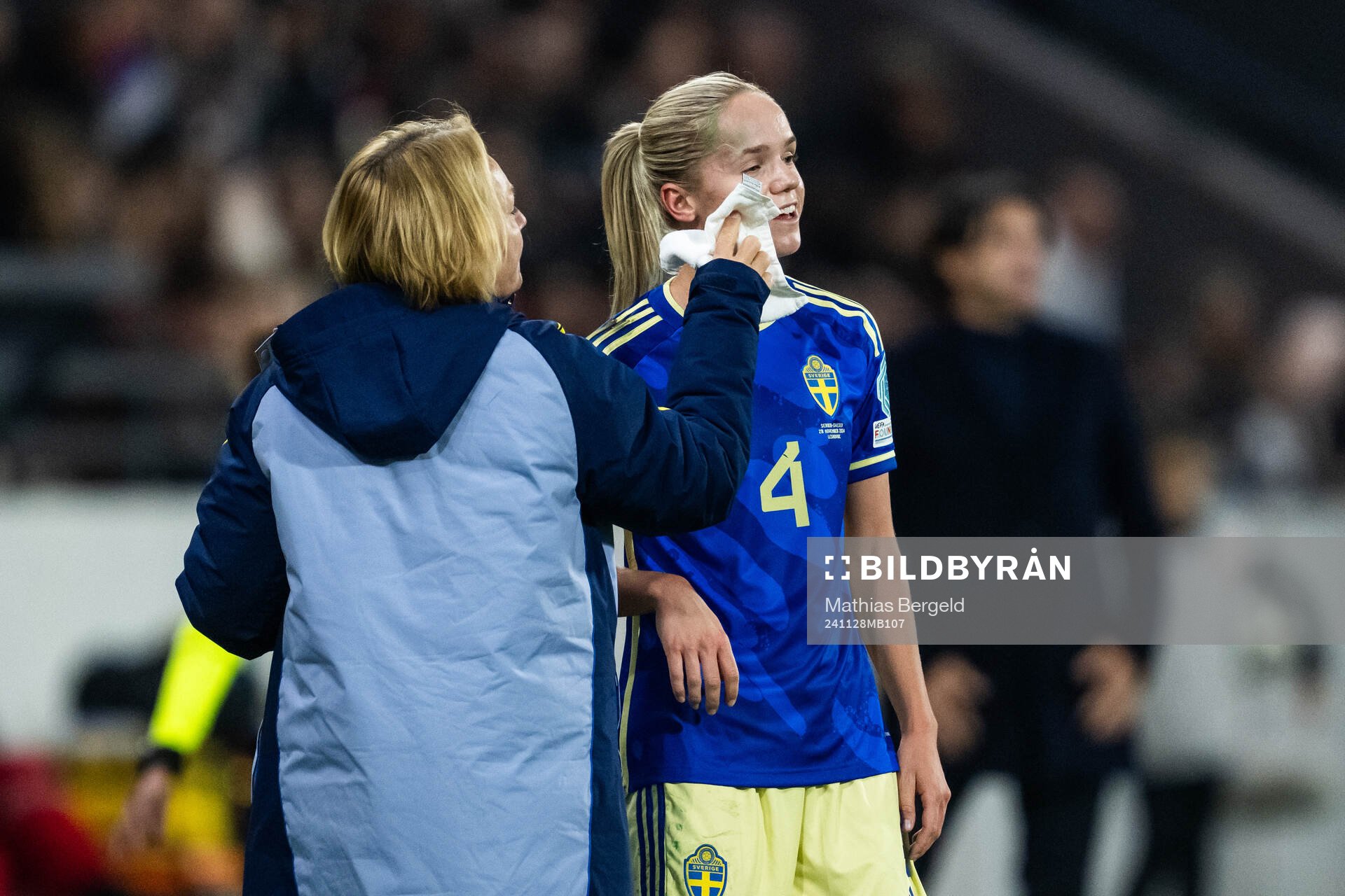 Physio Annica Näsmark wipes green color of Hanna Lundkvist
