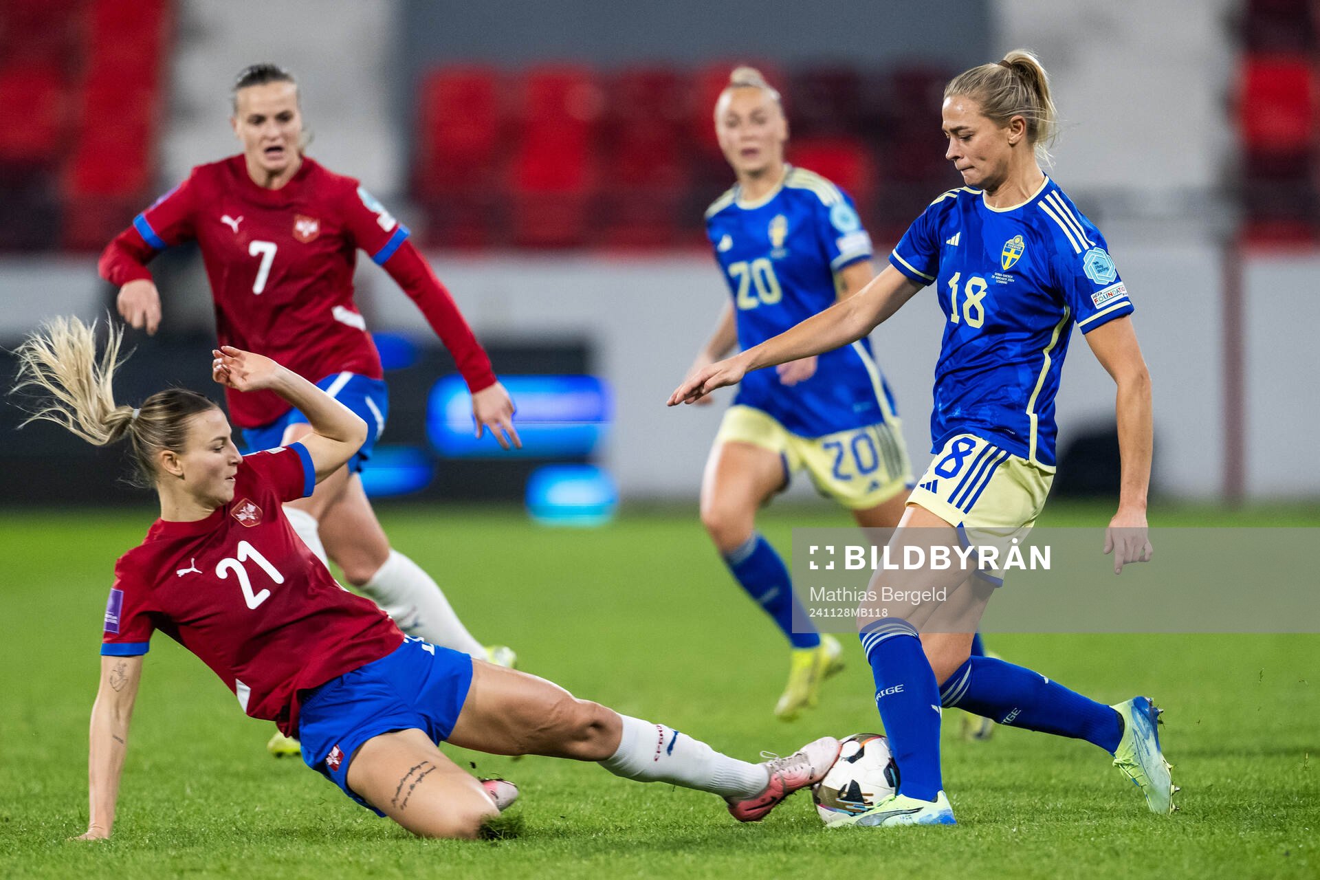 Zivana Stupar of Serbia and Fridolina Rolfö of Sweden