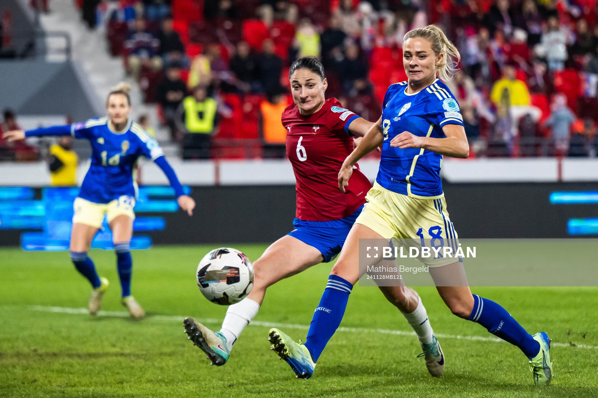 Nevena Damjanovic of Serbia and Fridolina Rolfö of Sweden