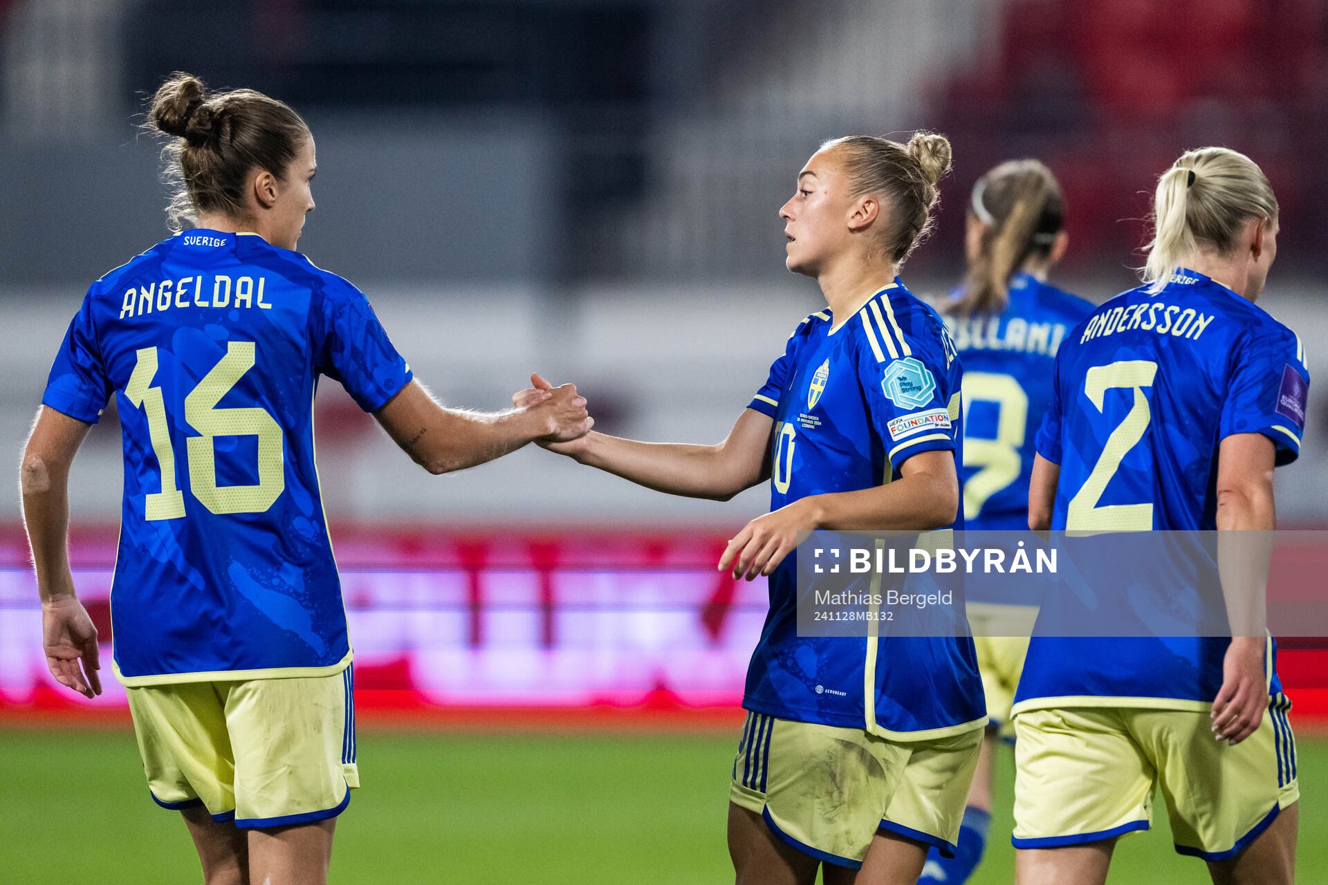 Filippa Angeldahl celebrates with Hanna Bennison of Sweden