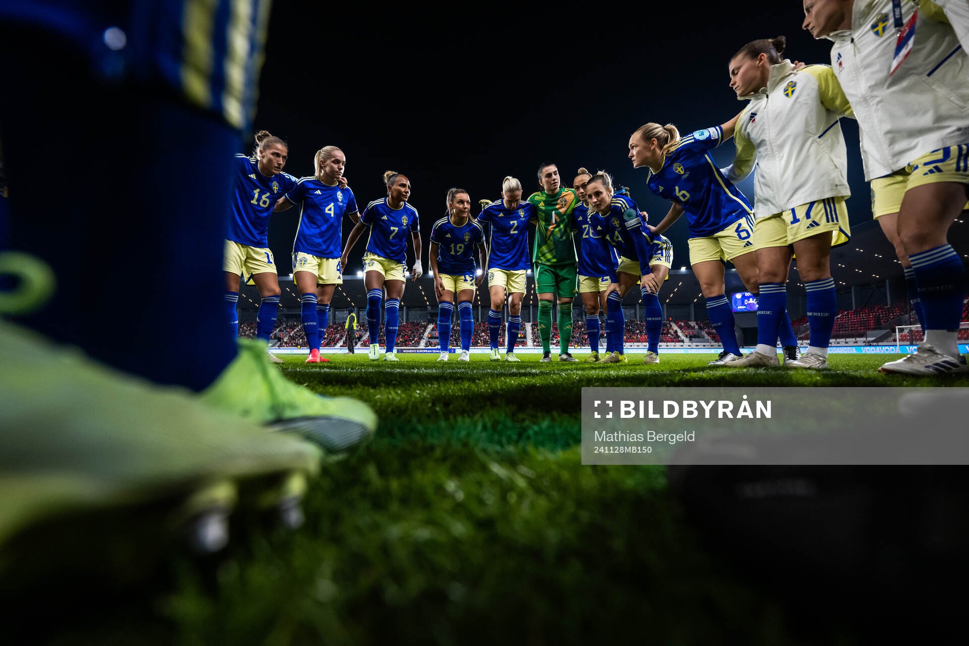 Filippa Angeldahl, Hanna Lundkvist, Jonna Andersson, Madelen Janogy, Johanna Rytting Kaneryd, goalkeeper Zecira Musovic, Hanna Bennison, Nathalie Björn, Magdalena Eriksson, Hanna Wijk and Anna Anvegård of Sweden gather ahead of the UEFA Women's Euro Qualifier second round play-off football match between Serbia and Sweden on November 28, 2024 in Leskovac.
