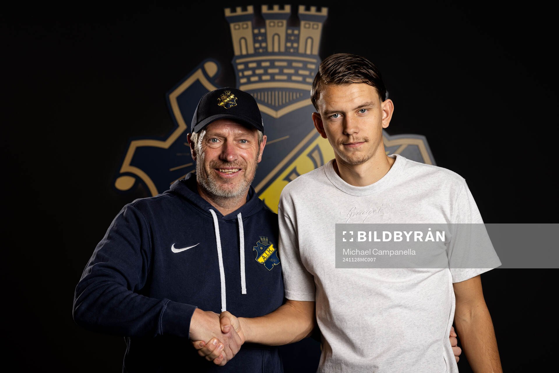 AIKs sportchef Thomas Berntsen och Kazper Karlsson poserar för ett porträtt i samband med att han presenterats som ett nyförvärv för AIK den 28 november 2024 i Stockholm.