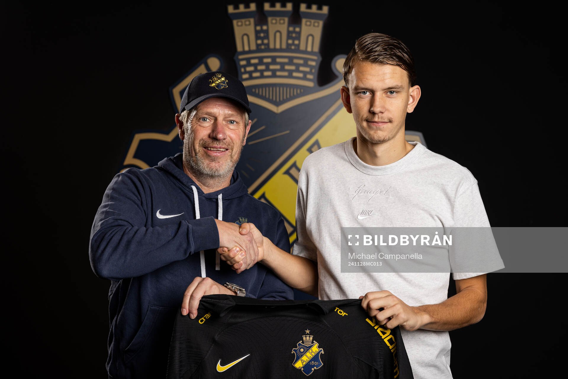 AIKs sportchef Thomas Berntsen och Kazper Karlsson poserar för ett porträtt i samband med att han presenterats som ett nyförvärv för AIK den 28 november 2024 i Stockholm.