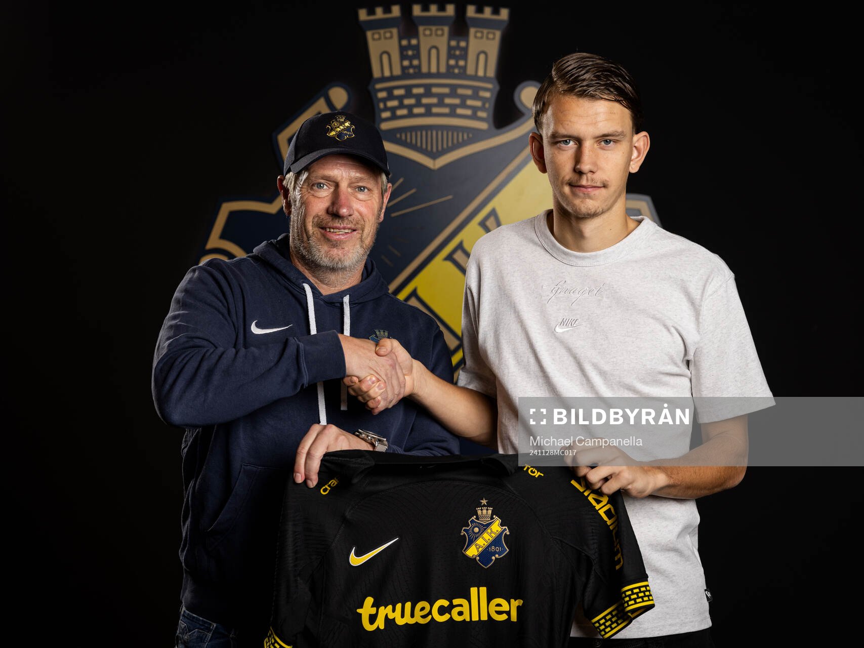 AIKs sportchef Thomas Berntsen och Kazper Karlsson poserar för ett porträtt i samband med att han presenterats som ett nyförvärv för AIK den 28 november 2024 i Stockholm.