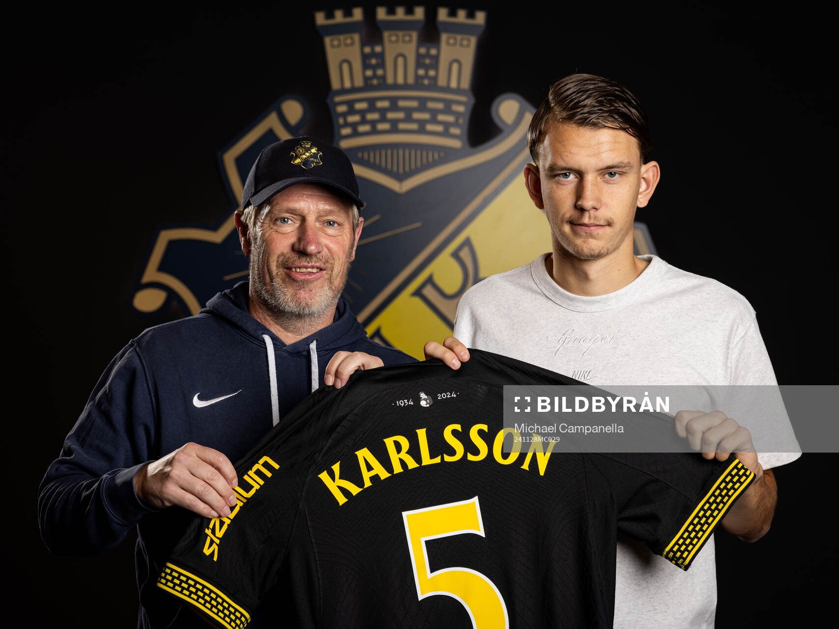 AIKs sportchef Thomas Berntsen och Kazper Karlsson poserar för ett porträtt i samband med att han presenterats som ett nyförvärv för AIK den 28 november 2024 i Stockholm.