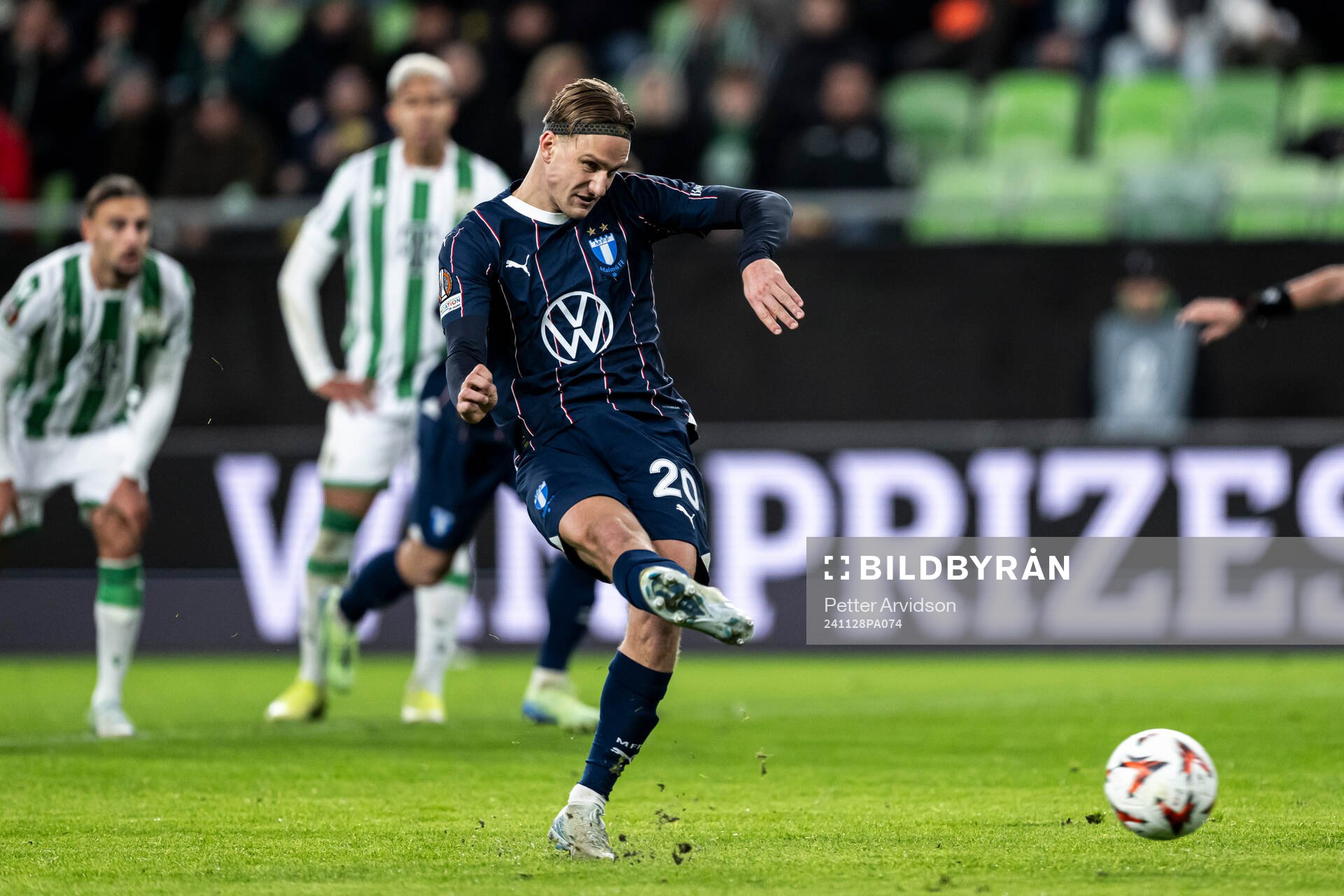 Erik Botheim of Malmö FF scores the 2-1 goal